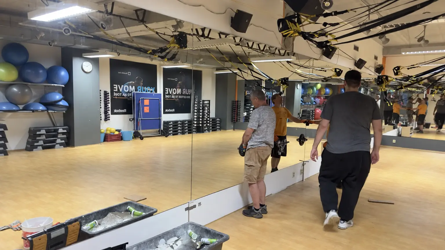 Montáž zrcadlové stěny ve fitness studiu