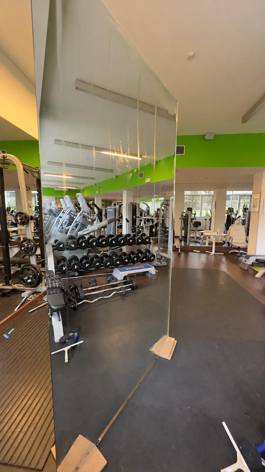 Velká zrcadlová tabule ve fitness centru