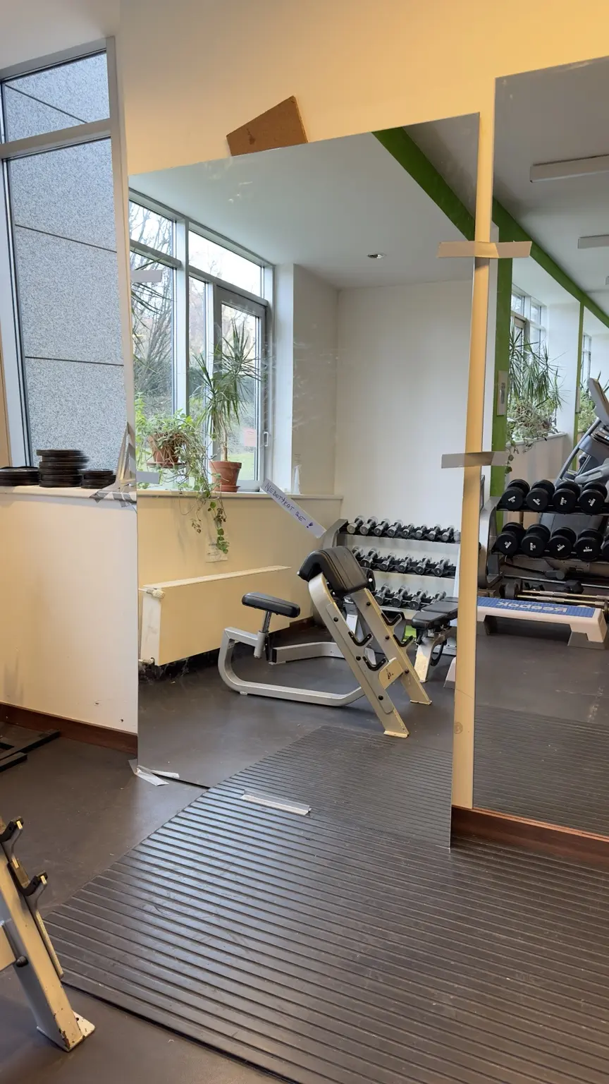 Velké zrcadlo připravené k montáži ve fitness centru