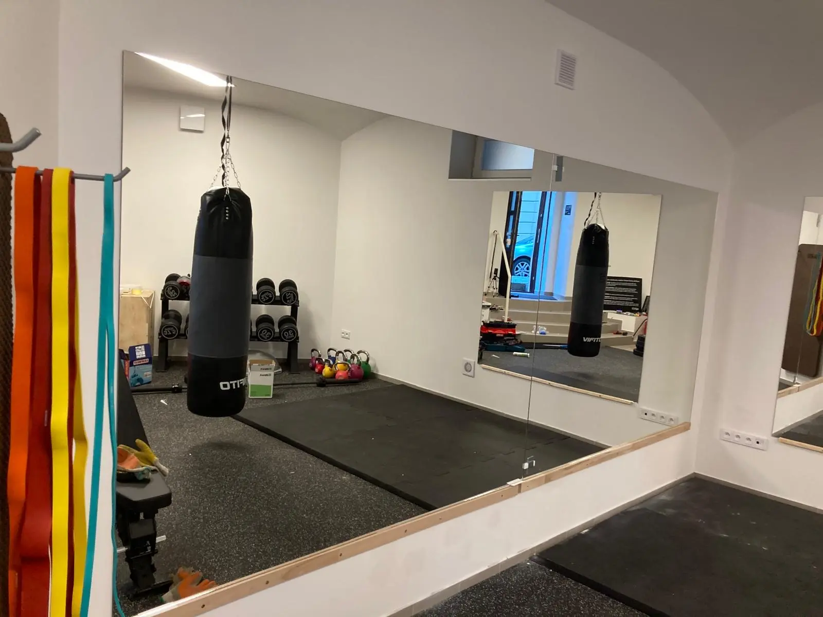 Velká zrcadlová stěna ve fitness centru