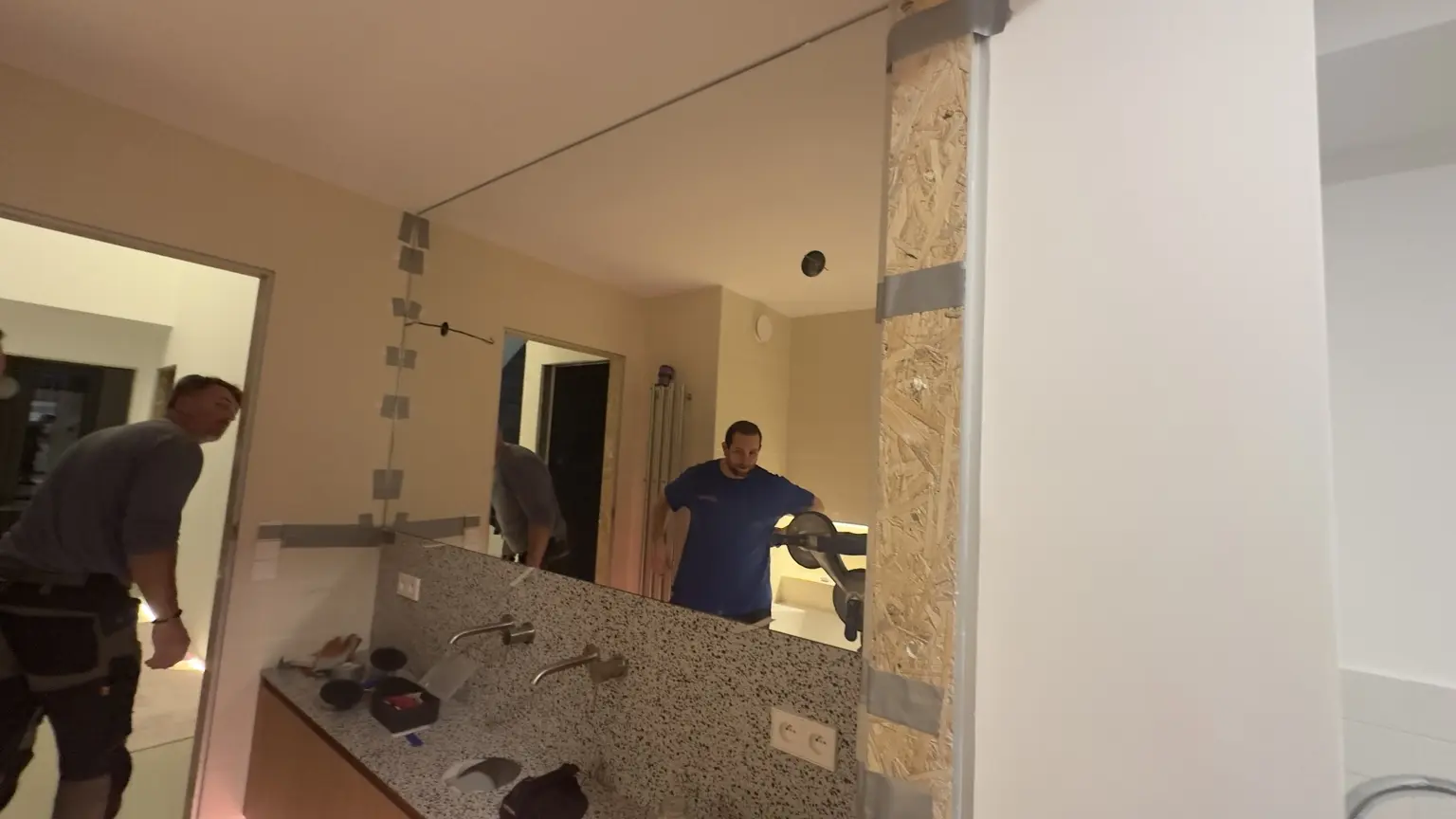Hotové velké zrcadlo v koupelně