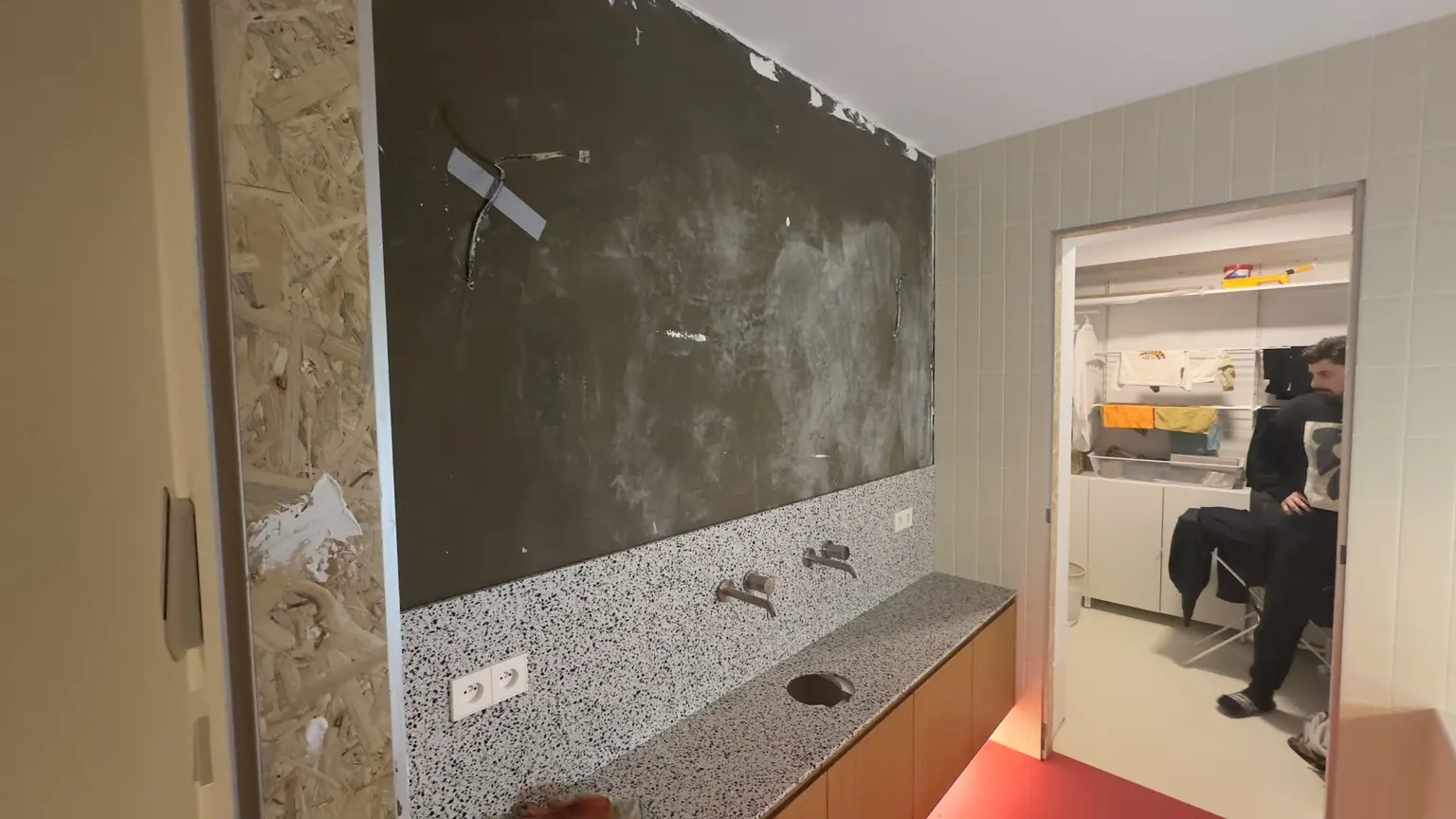 Montáž velkého zrcadla nad koupelnovou desku