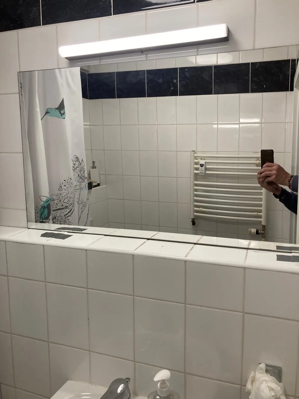 Koupelnové zrcadlo na míru pod svítidlem