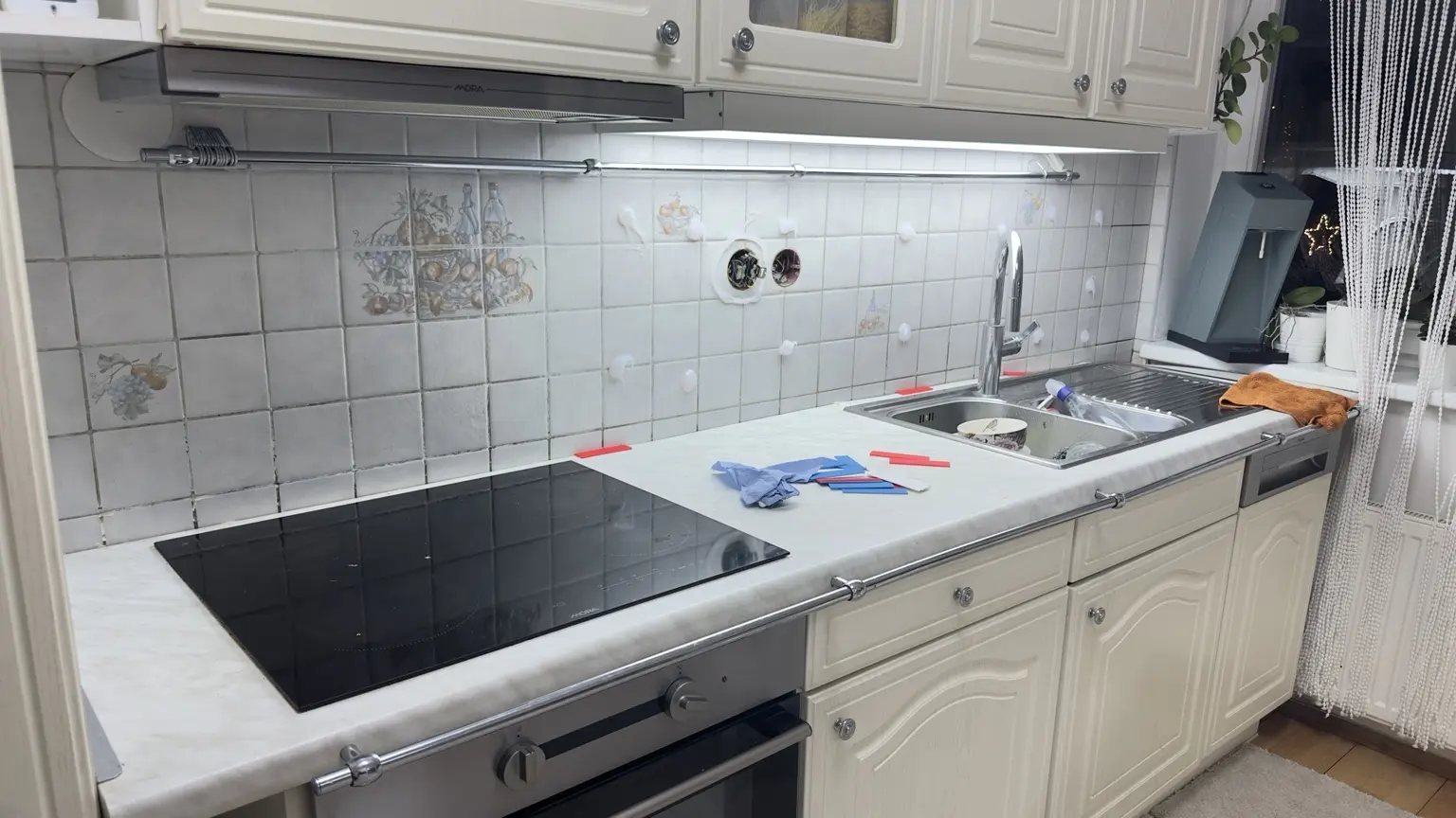 Příprava stěny a lepení zrcadlového obkladu za kuchyňskou linku