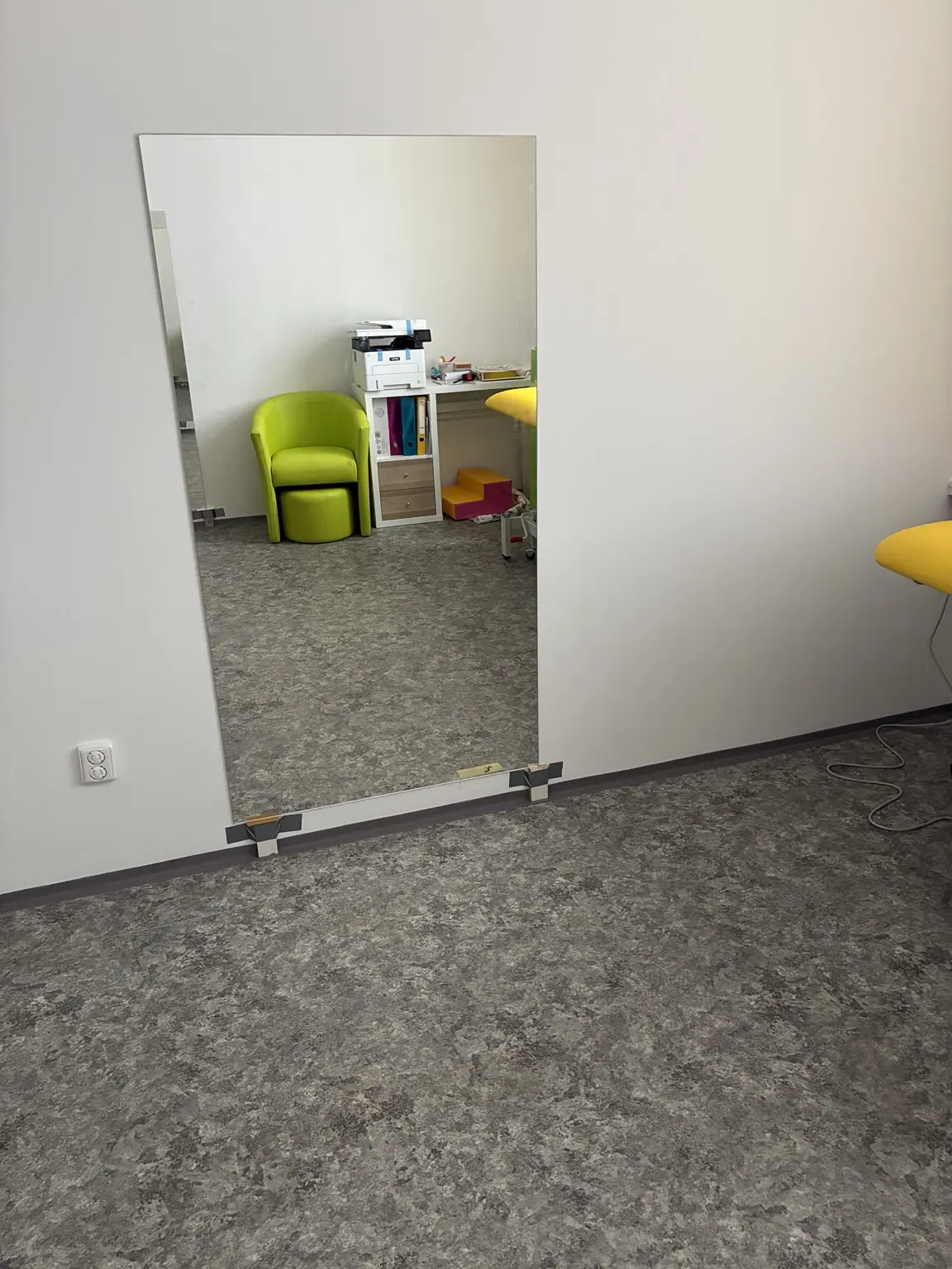 Velké zrcadlo na míru v ordinaci