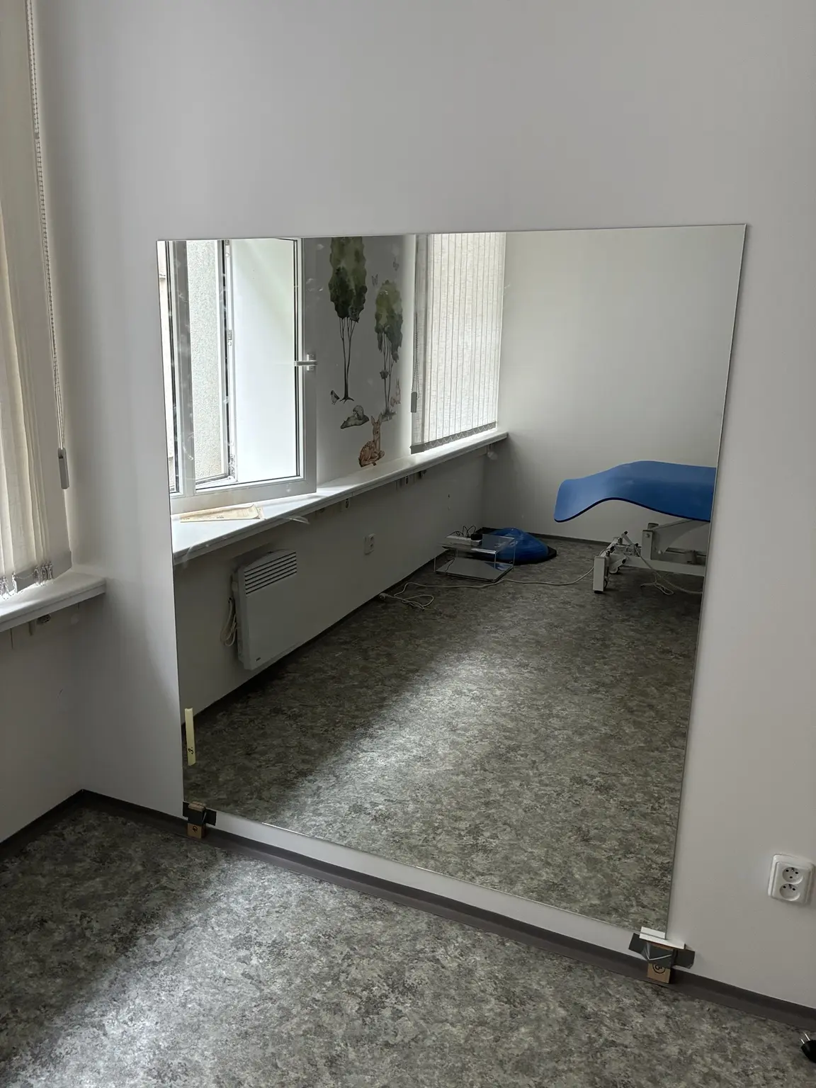 Zrcadlo na míru v místnosti s rehabilitačním lehátkem