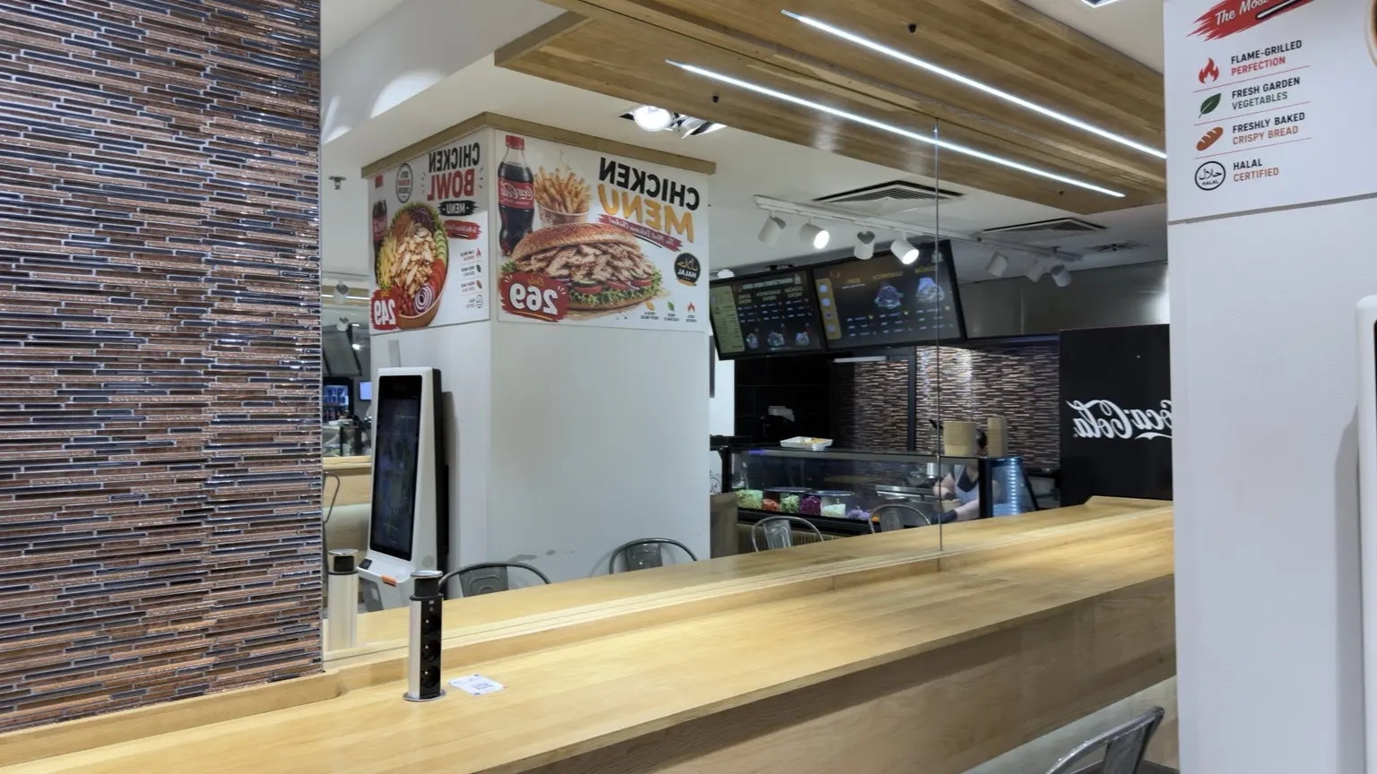 Detail zrcadla vyrobeného na míru v restauraci