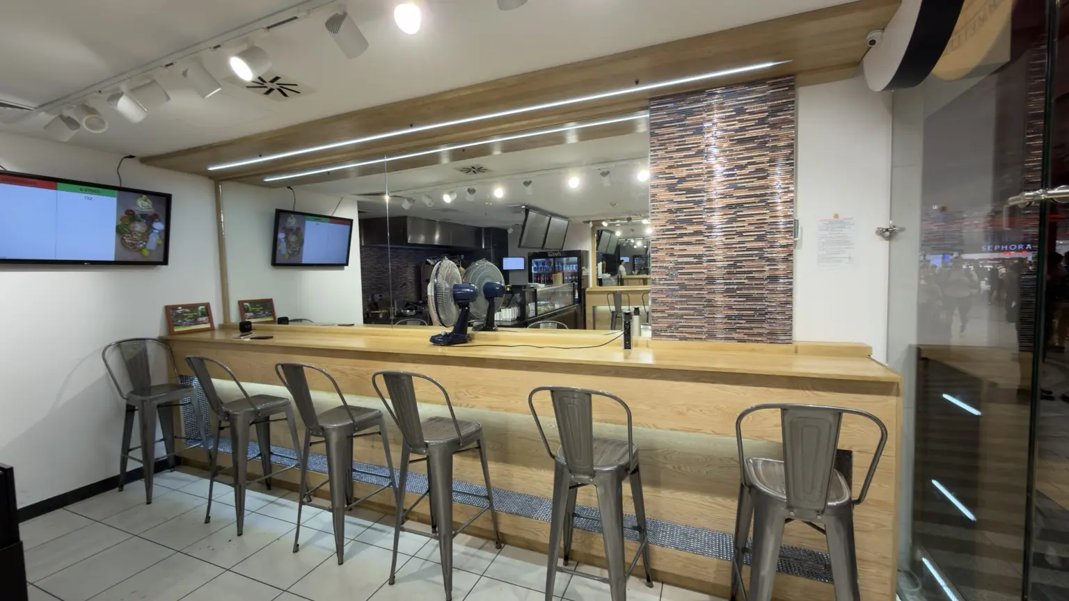 Velká zrcadlová stěna za barem restaurace