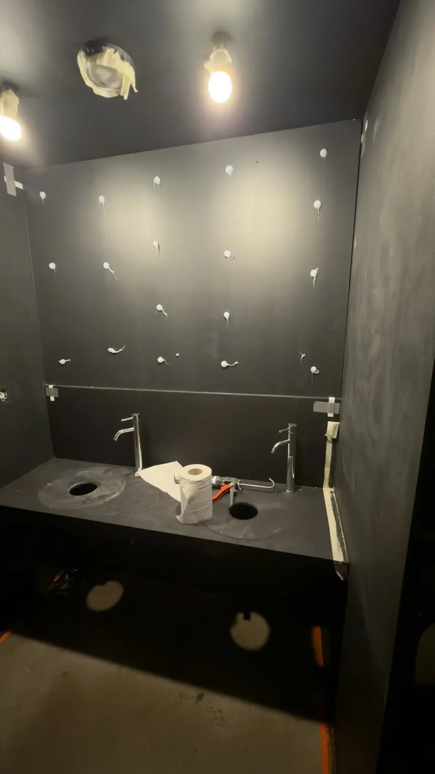 Lepení velkého zrcadla v tmavé koupelně
