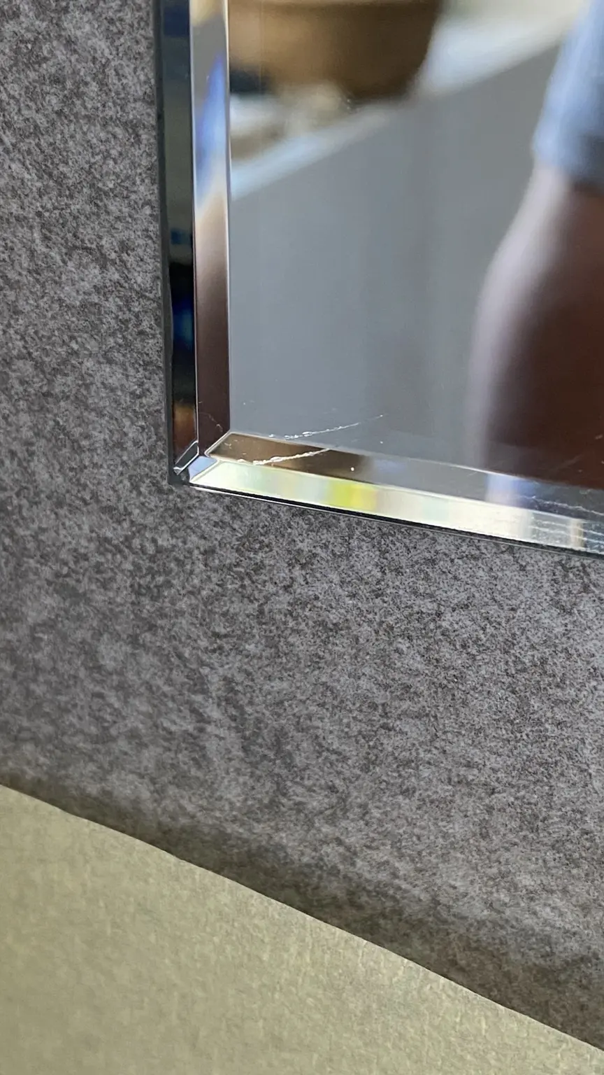 Detail fazety na hraně zrcadla