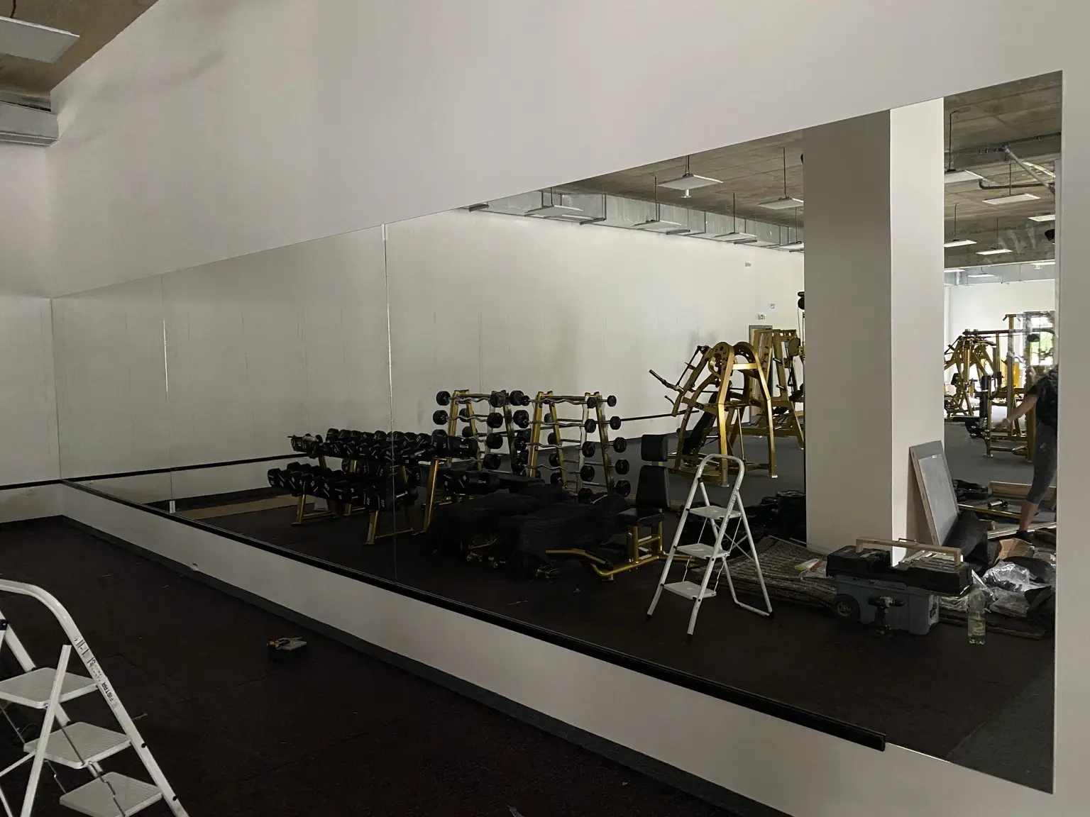 Zrcadlová stěna v prostoru fitness centra