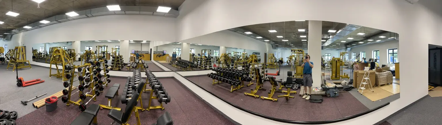 Panoramatický pohled na rozsáhlou zrcadlovou stěnu