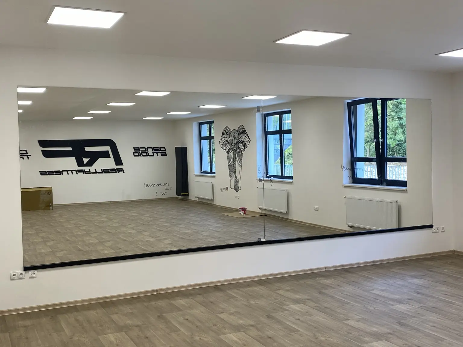 Hotová zrcadlová stěna přes celou šířku studia