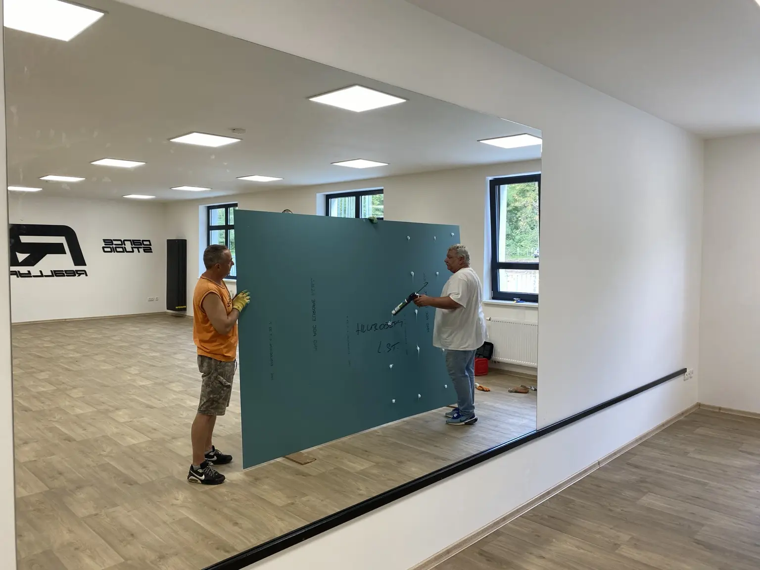 Montáž velkoformátové zrcadlové stěny ve studiu